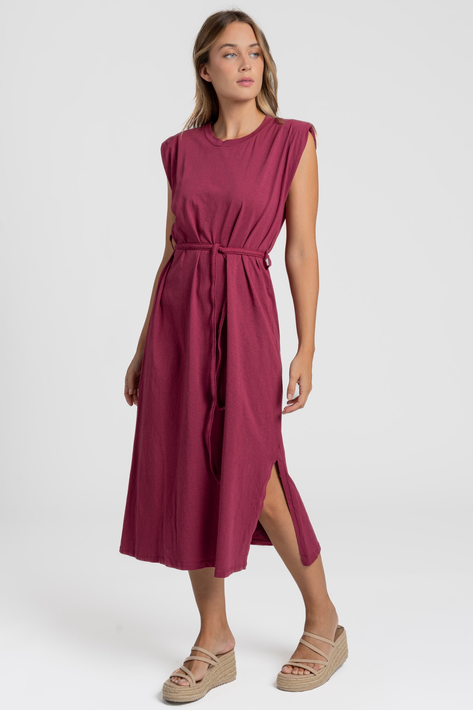 Robe midi femme en couleur bordeaux, ceinture, coupe droite élégante, présentation avant.