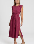 Robe midi femme en couleur bordeaux, ceinture, coupe droite élégante, présentation avant.