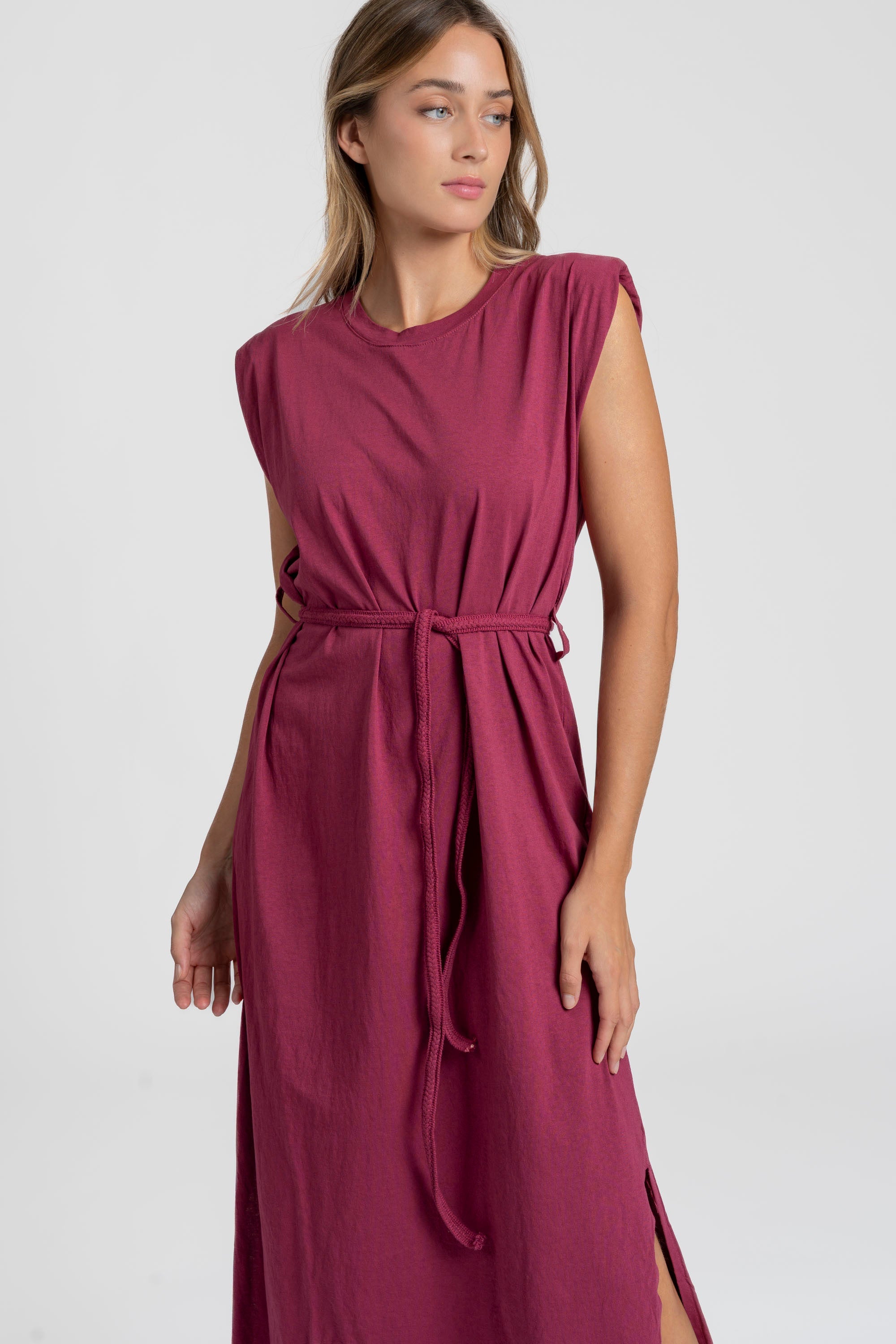Robe midi femme bordeaux, vue complète avec ceinture, coupe droite élégante.