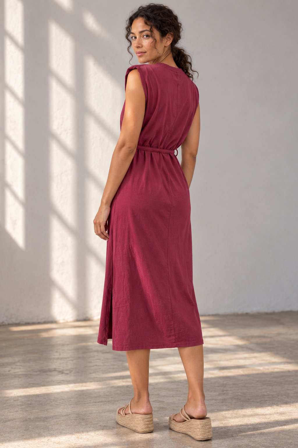 Robe midi femme en bordeaux, vue arrière, coupe droite élégante, ceinture incluse.