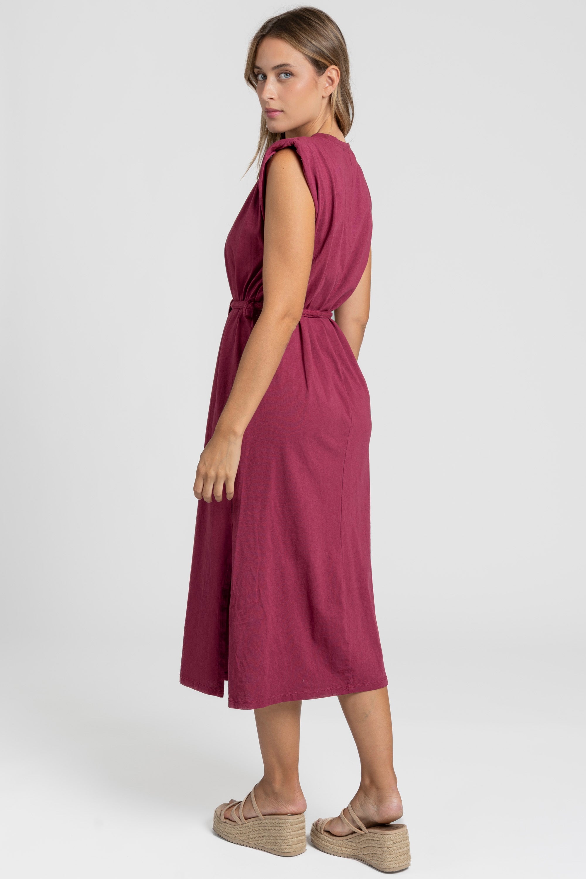 Robe midi femme en bordeaux, vue arrière, coupe droite élégante, ceinture incluse.