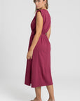 Robe midi femme en bordeaux, vue arrière, coupe droite élégante, ceinture incluse.