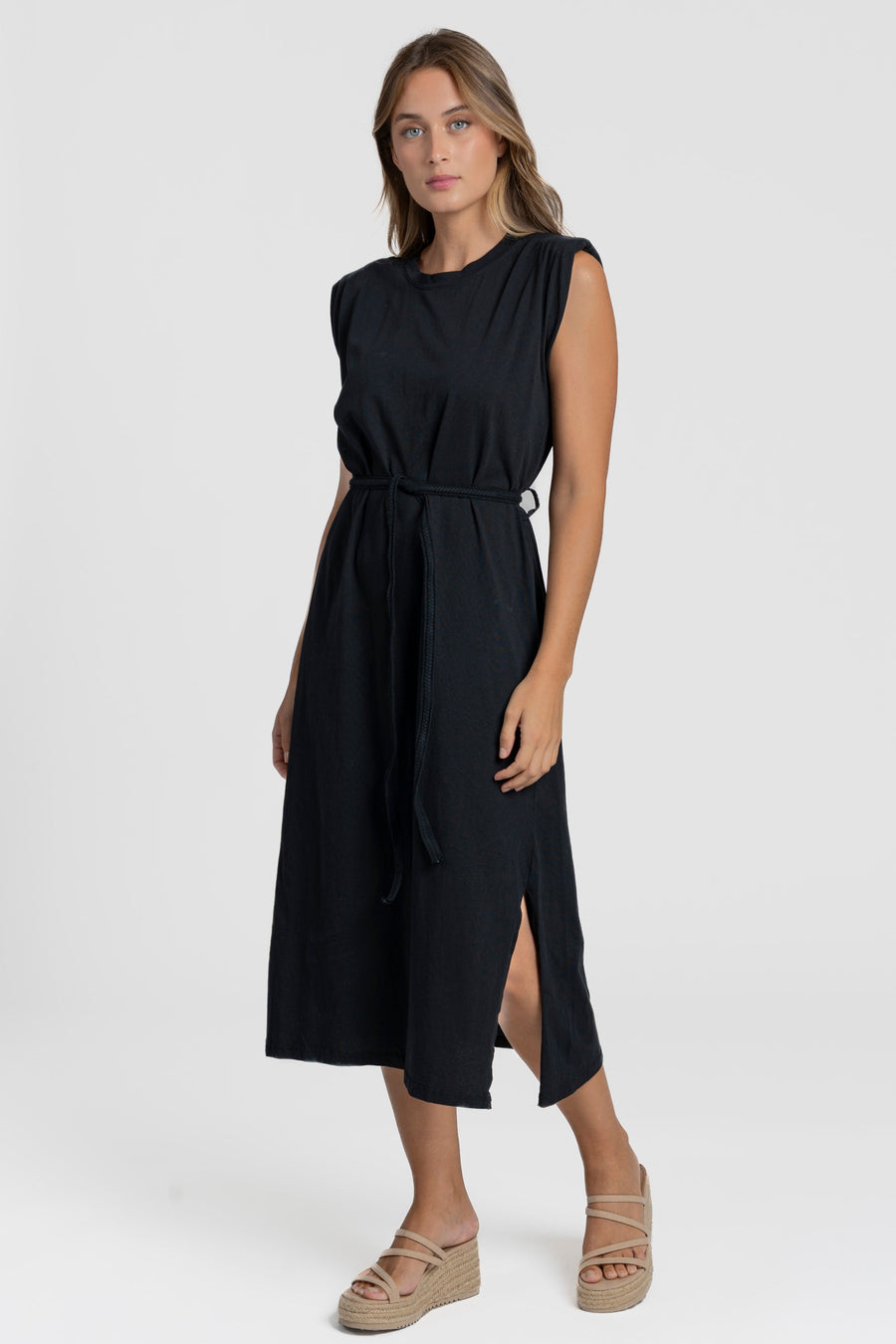 Robe midi femme en coton, ceinture incluse, coupe droite élégante, présentation avant, couleur noire.