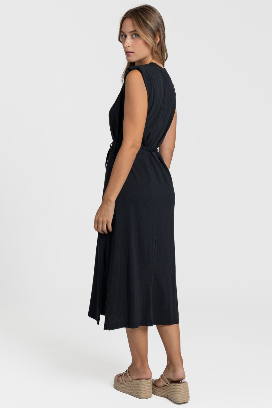 Robe midi femme en noir, présentation arrière, ceinture incluse, coupe droite élégante.