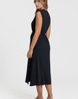 Robe midi femme en noir, présentation arrière, ceinture incluse, coupe droite élégante.