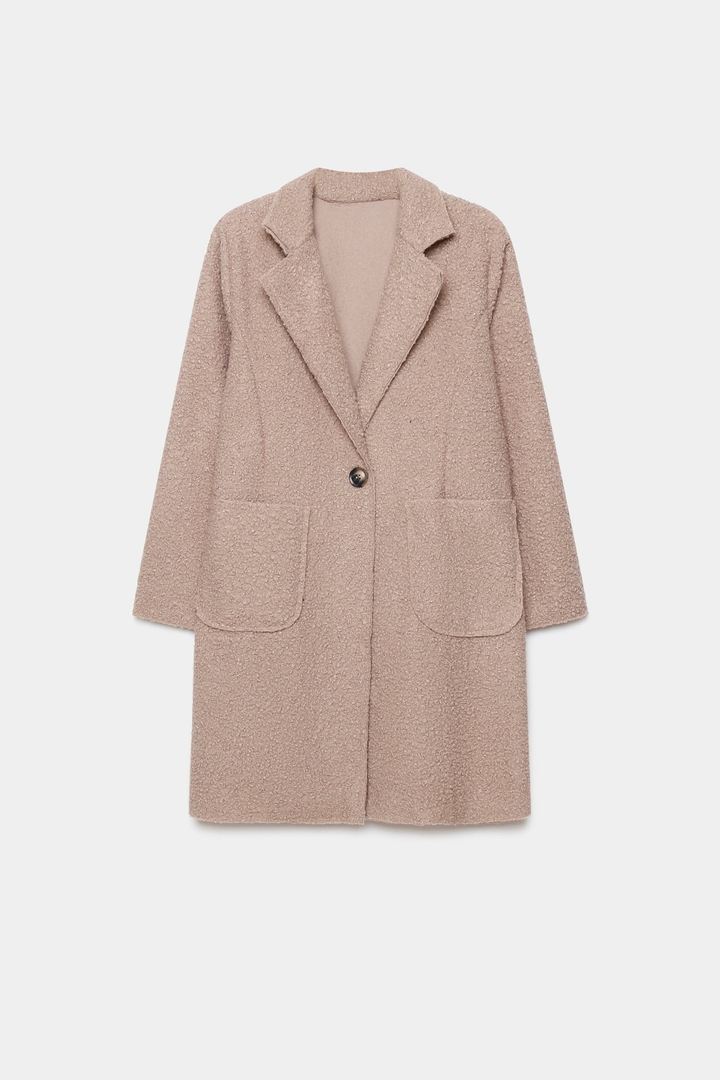 Manteau chaud hiver femme sherpa beige affiché sur fond blanc, idéal pour un look élégant en hiver.