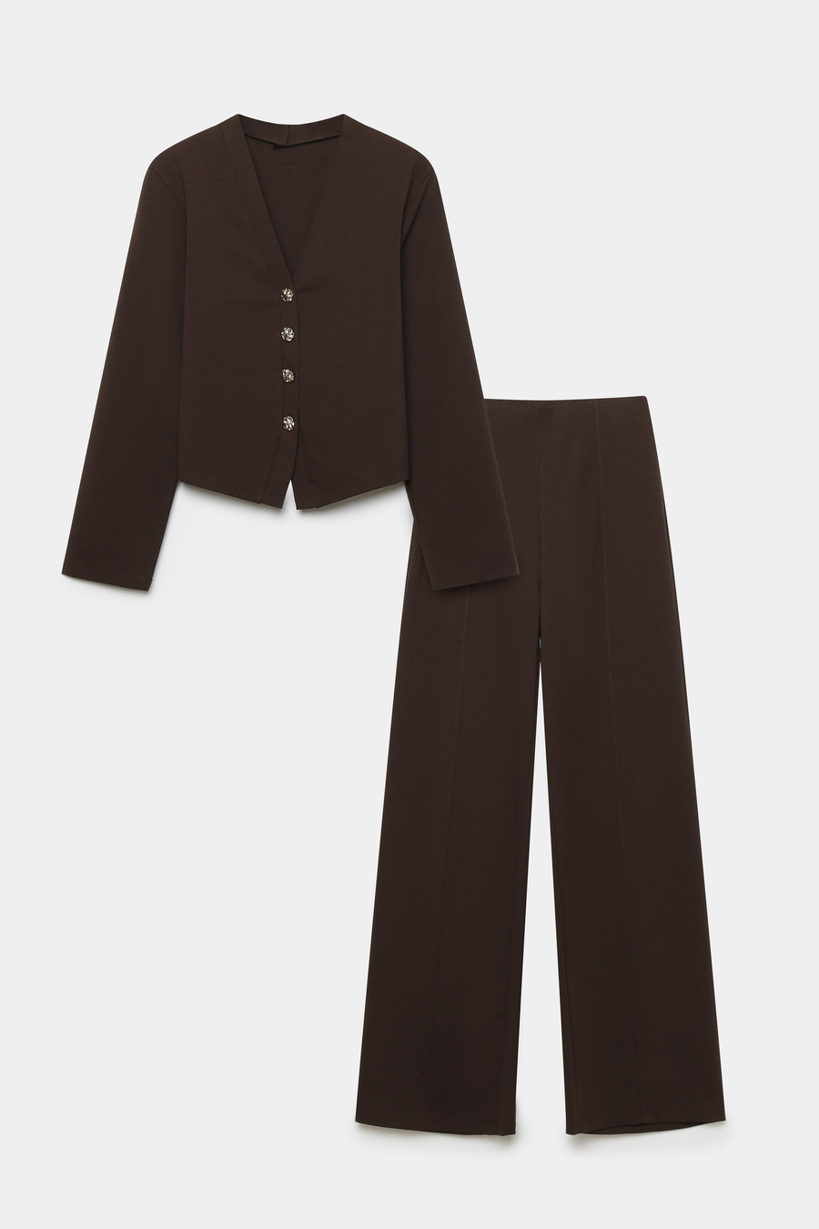 Image de l'ensemble deux pièces coton femme en marron, comprenant une veste avec un col V et un pantalon assorti, posé sur un fond blanc.
