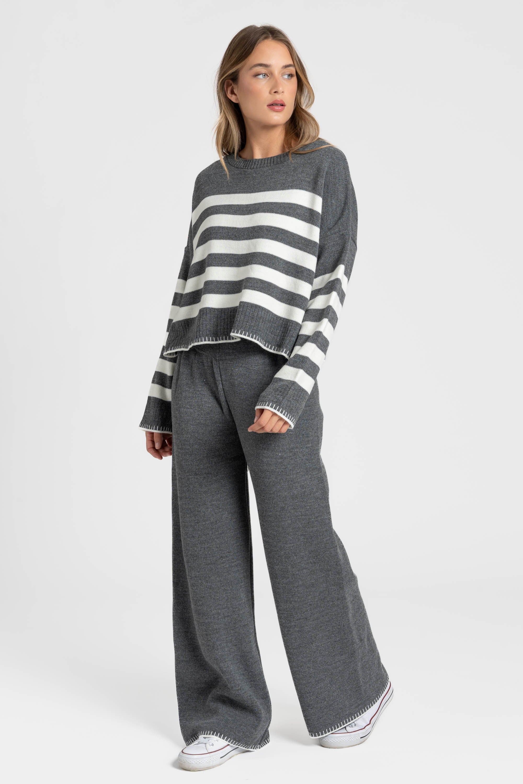 Ensemble maille rayée femme : pull court à rayures gris et blanc avec pantalon large coordonné.