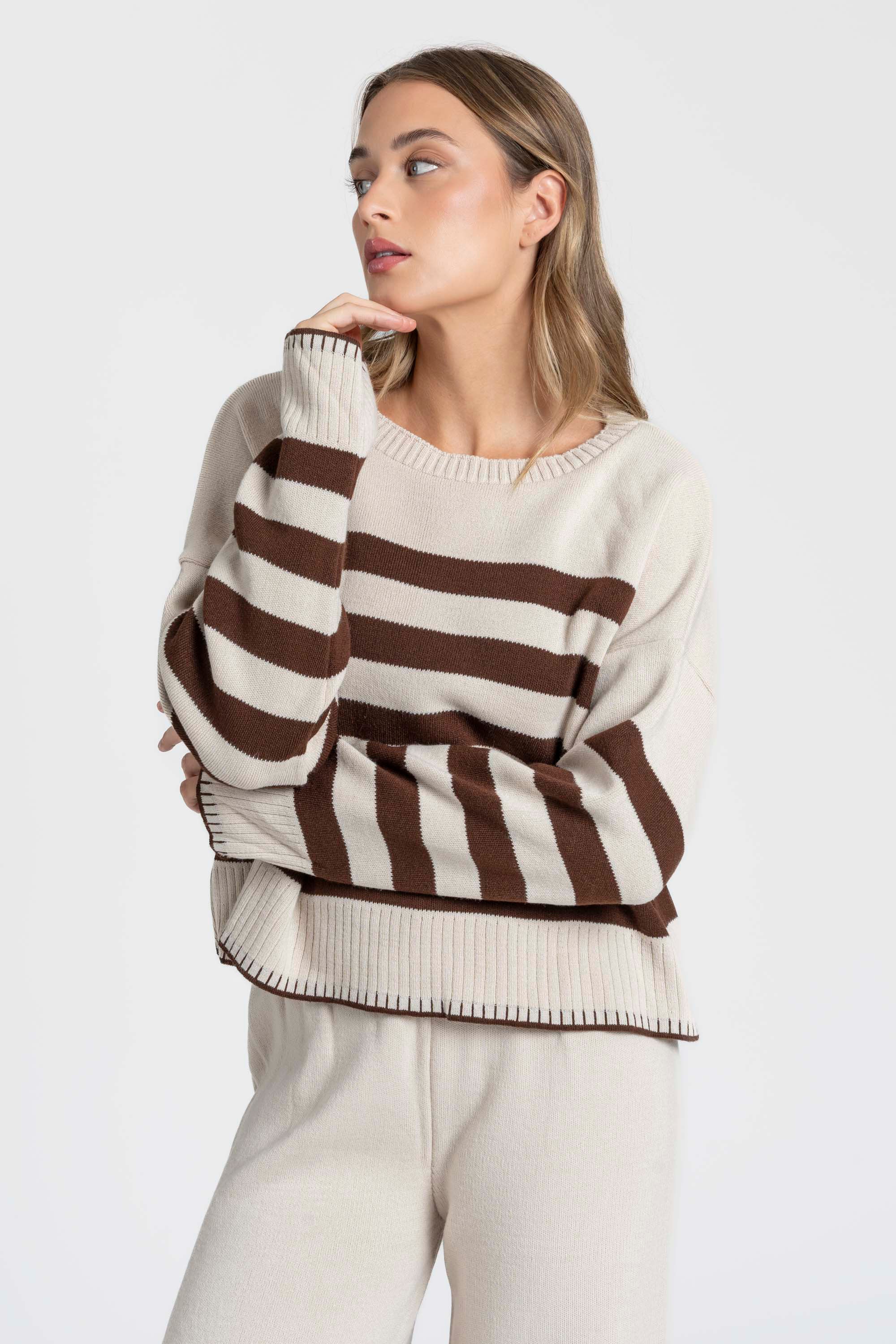Ensemble maille rayée femme : modèle en pull marron à rayures beiges, superbe pour un style élégant.