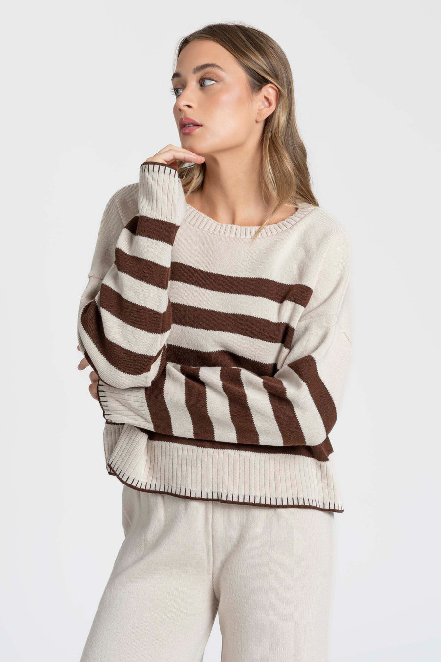 Ensemble maille rayée femme : modèle en pull marron à rayures beiges, superbe pour un style élégant.