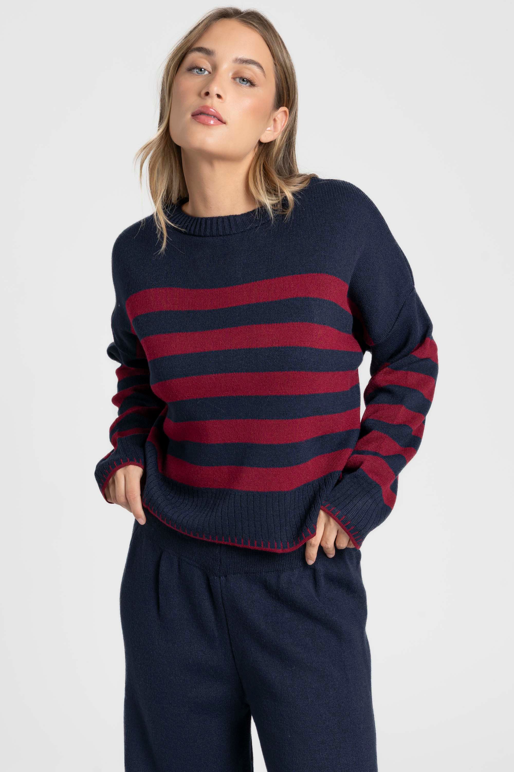 Ensemble maille rayée femme : style urbain avec pull bleu à rayures, pantalon coordonné.