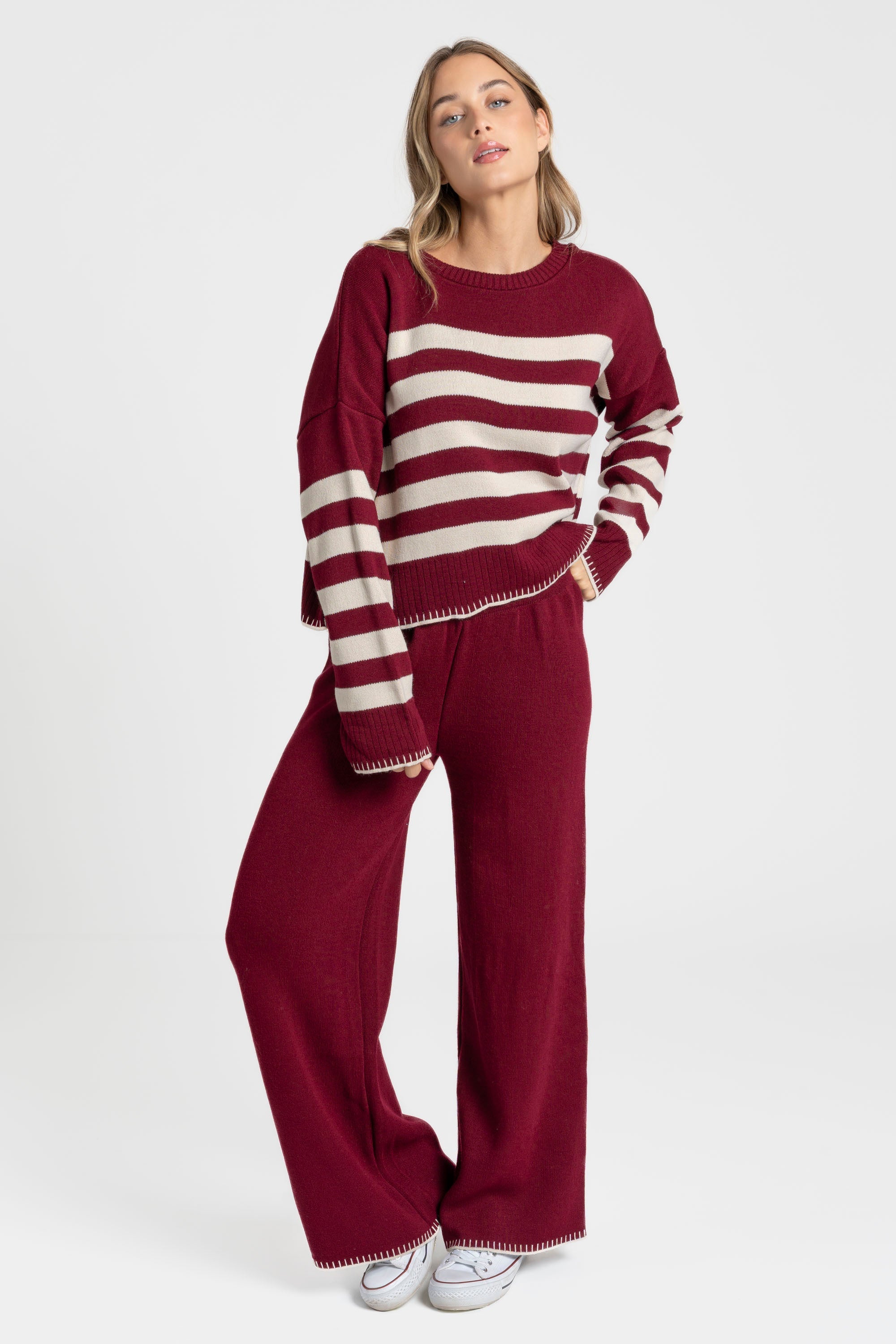 Ensemble maille rayée femme : pull bordeaux avec rayures, alliant confort et élégance.