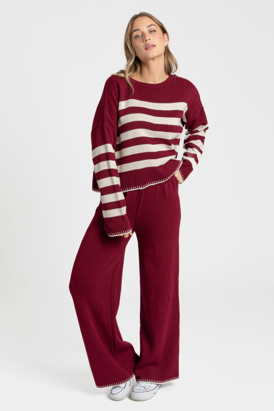 Ensemble maille rayée femme : pull bordeaux avec rayures, alliant confort et élégance.
