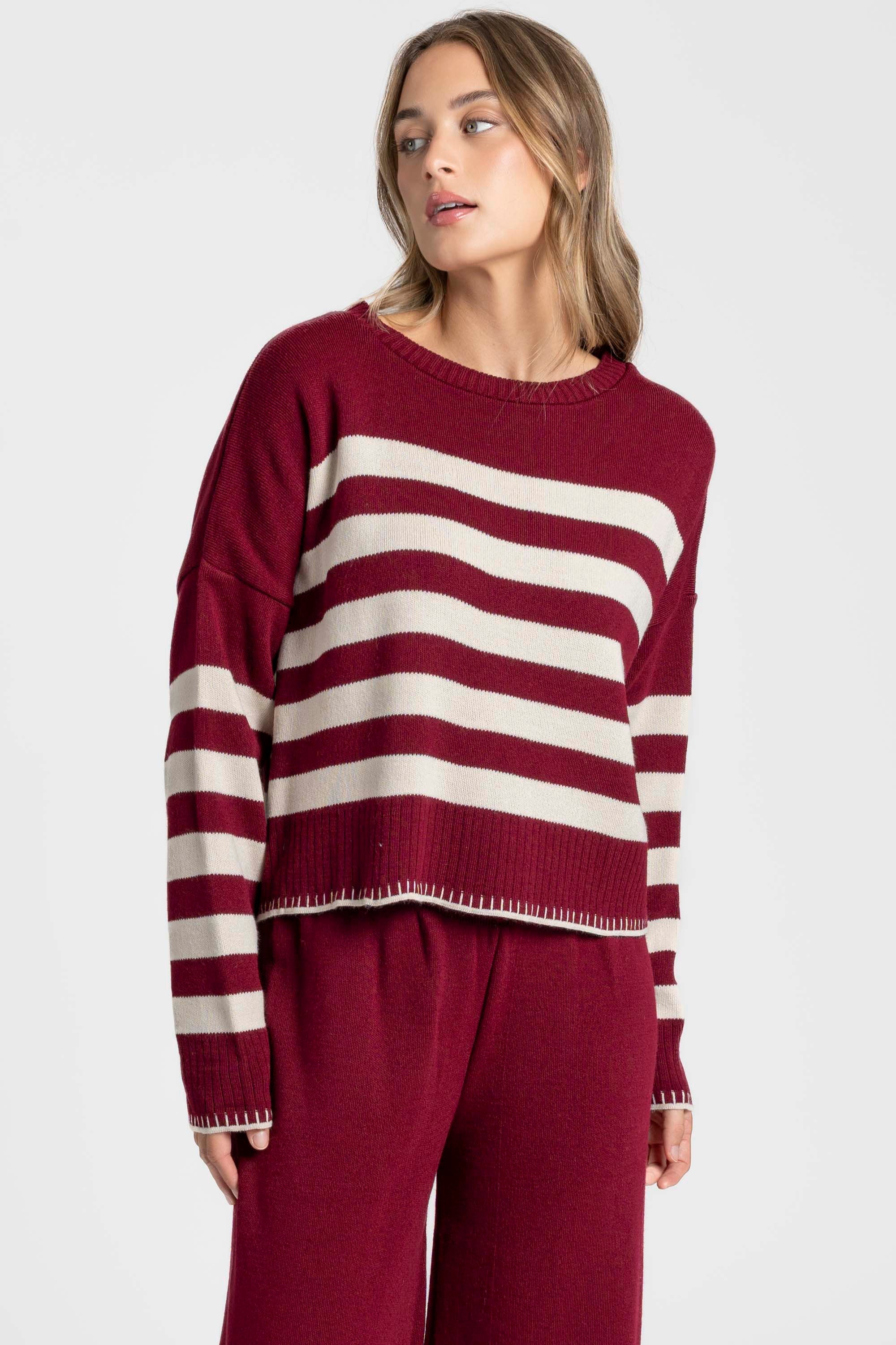 Ensemble maille rayée femme : pull bordeaux à rayures beiges, combinaison élégante.