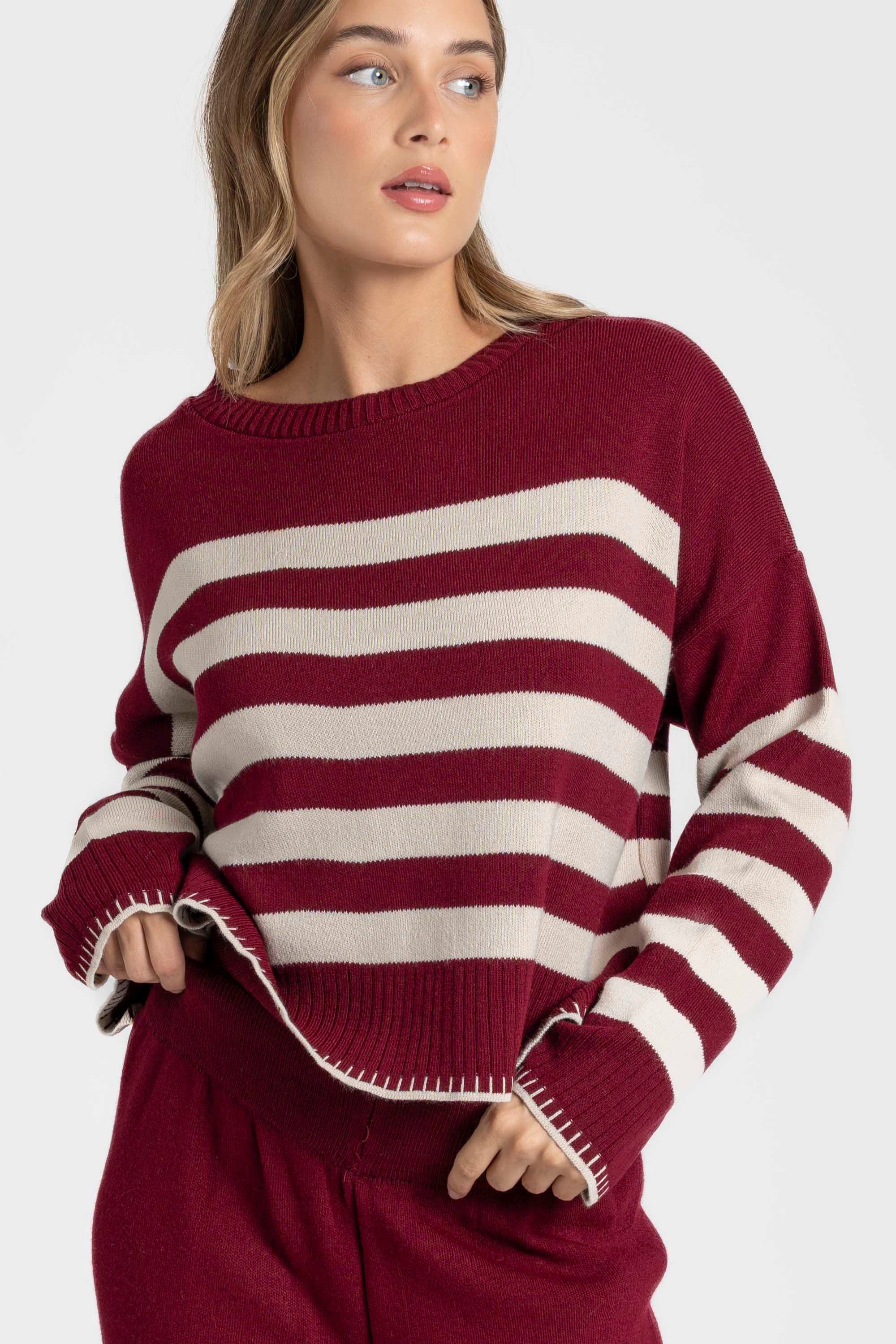 Ensemble maille rayée femme : pull bleu nuit à rayures rouges, pour une allure moderne.