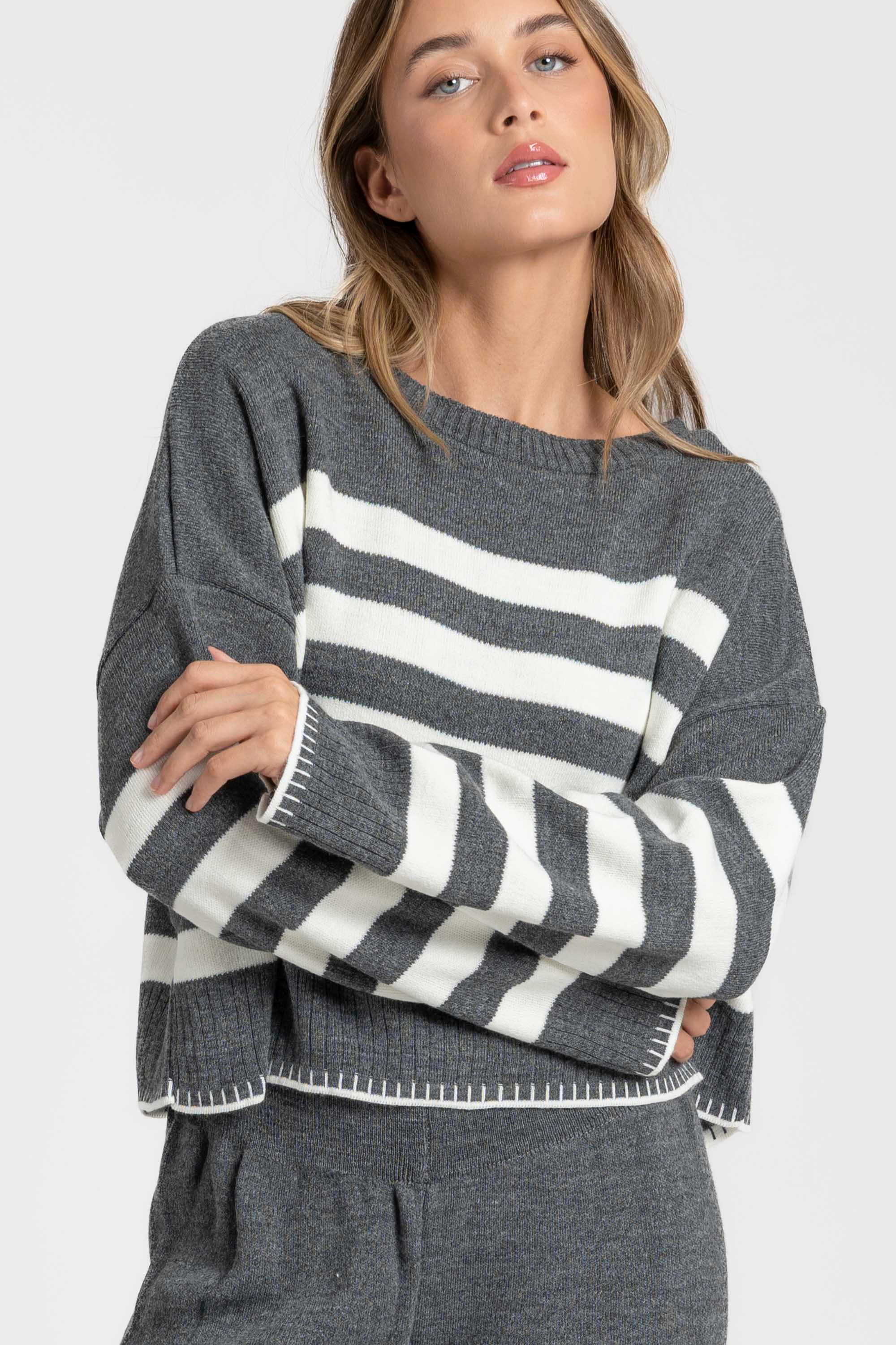 Ensemble maille rayée femme : pull coupe décontractée gris avec rayures blanches, parfait pour un look moderne.