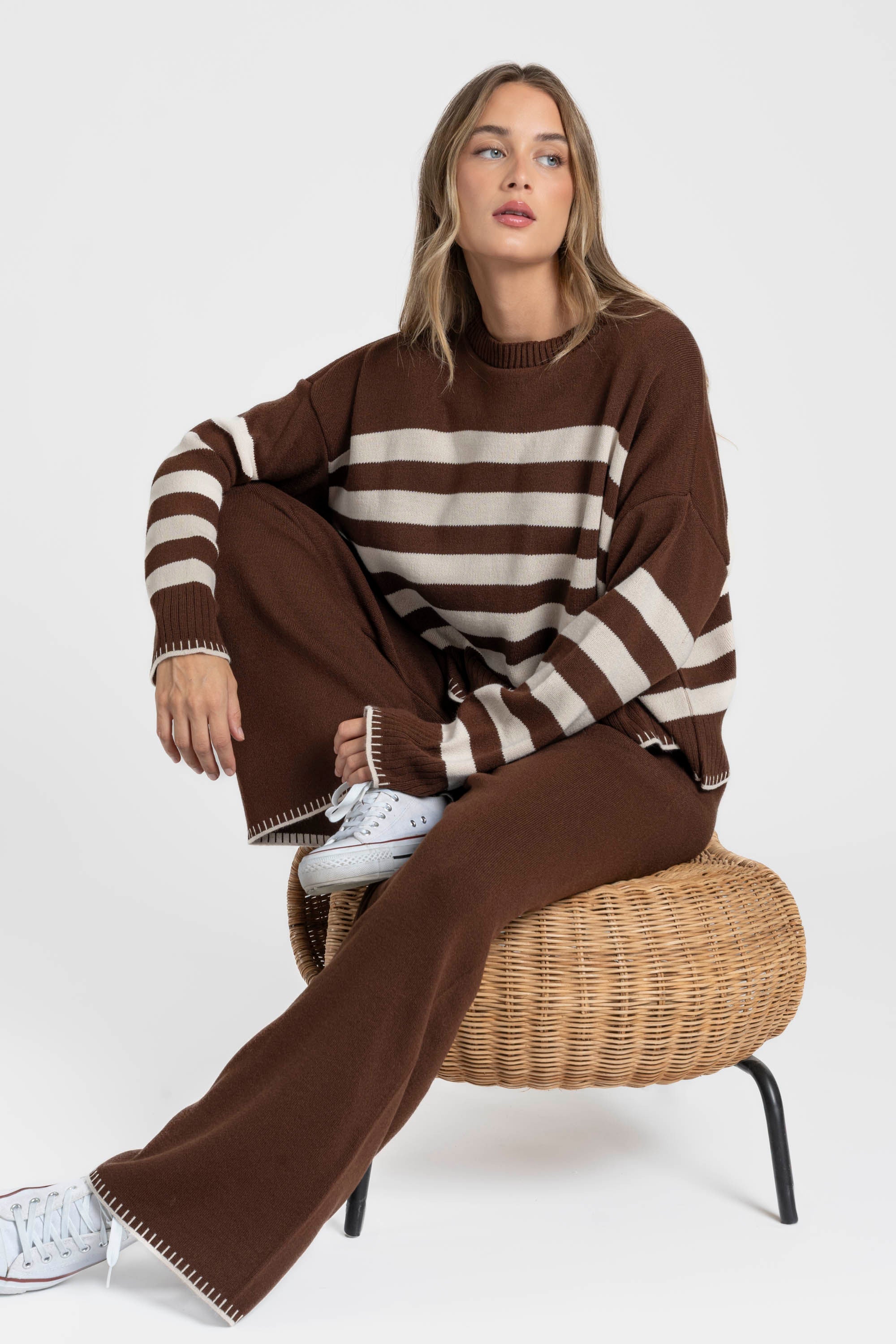 Ensemble maille rayée femme : gros plan sur un pull marron à rayures beige, pour un look sophistiqué.