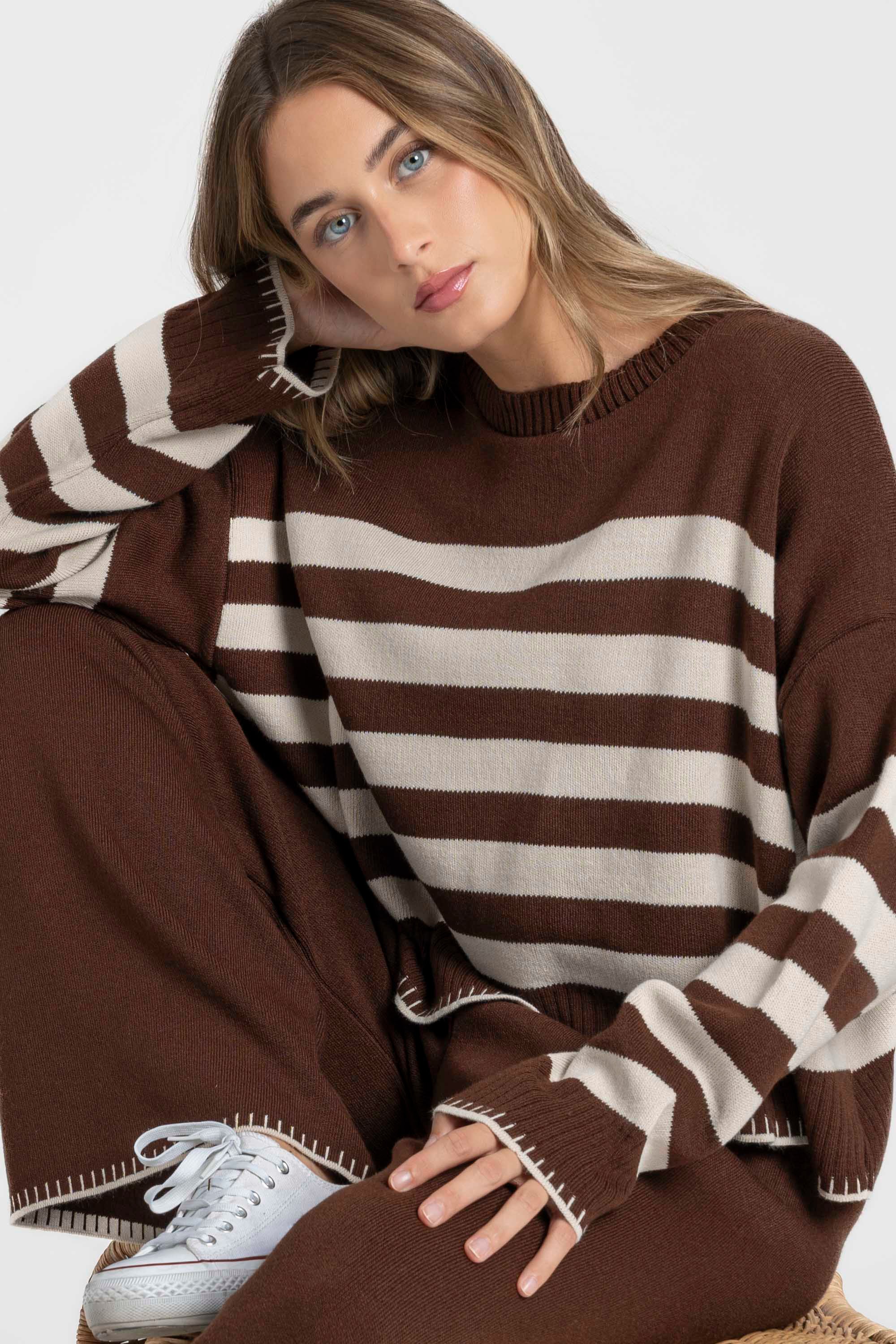Ensemble maille rayée femme : pull marron avec haut ajusté, pantalon coordonné, look stylé.