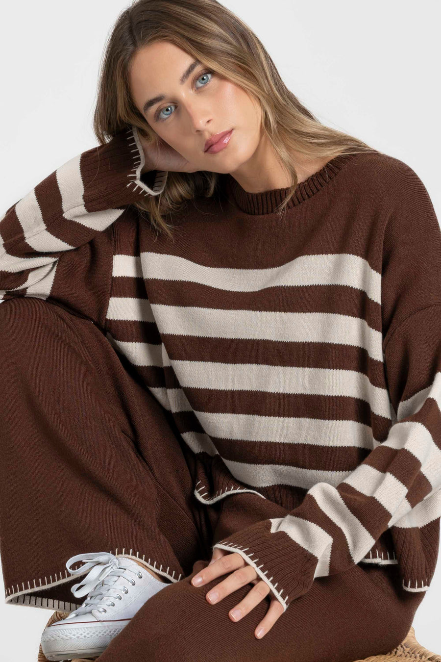 Ensemble maille rayée femme : pull marron avec haut ajusté, pantalon coordonné, look stylé.