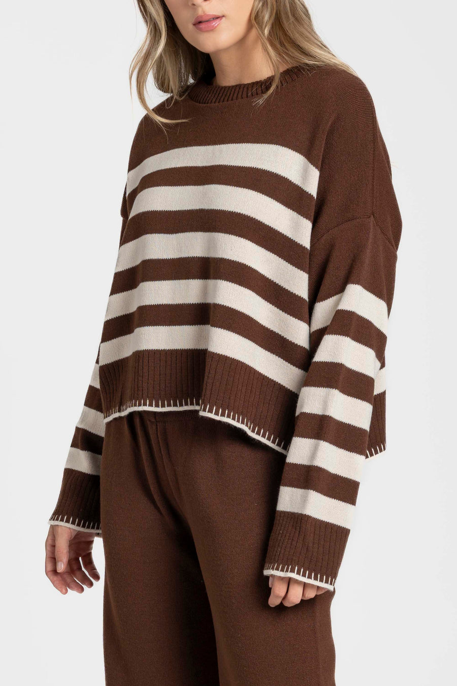 Ensemble maille rayée femme : dos du pull marron à rayures beiges, style élégant et confort.
