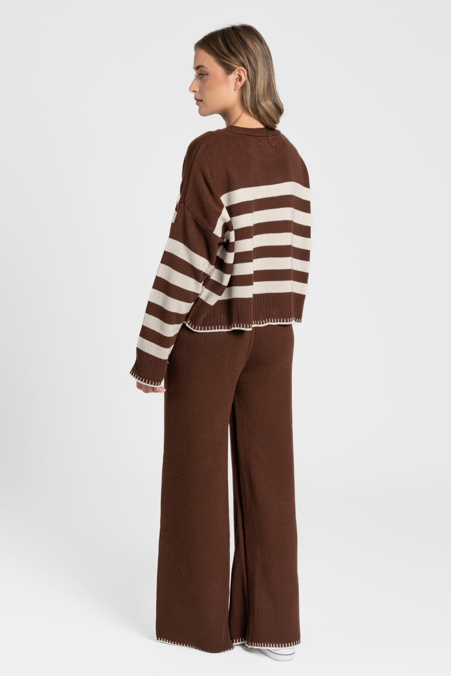 Ensemble maille rayée femme : look lumineux avec pull bordeaux à rayures claires.