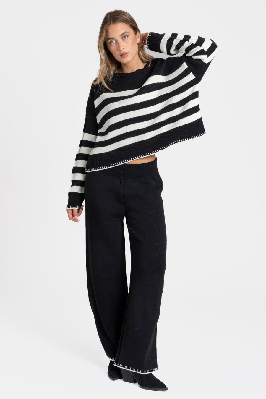 Ensemble maille rayée femme : pull noir et blanc avec pantalon coordonné, allure moderne et élégante.