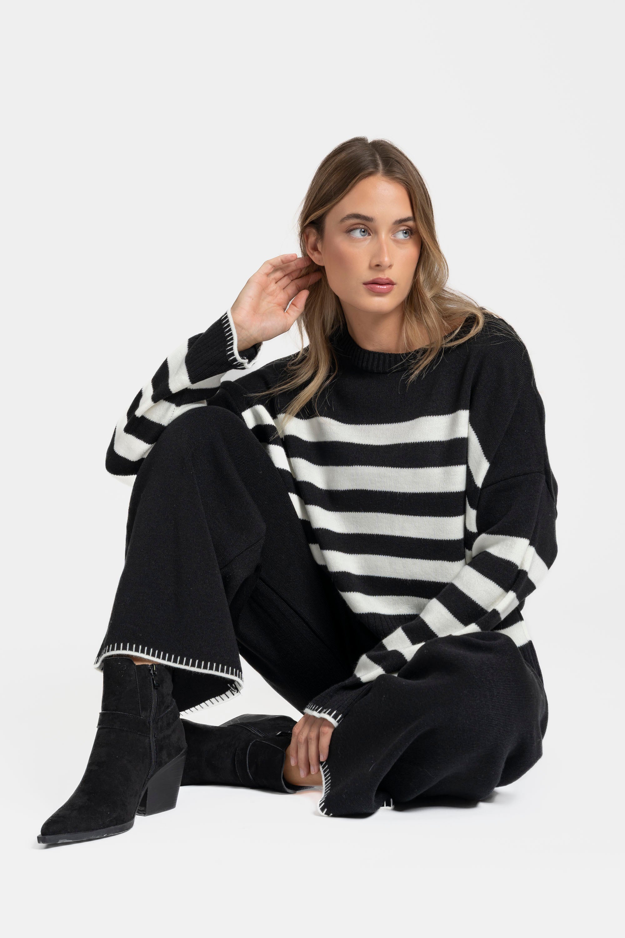 Ensemble maille rayée femme : pull marron avec rayures claires, style cosy et chic.