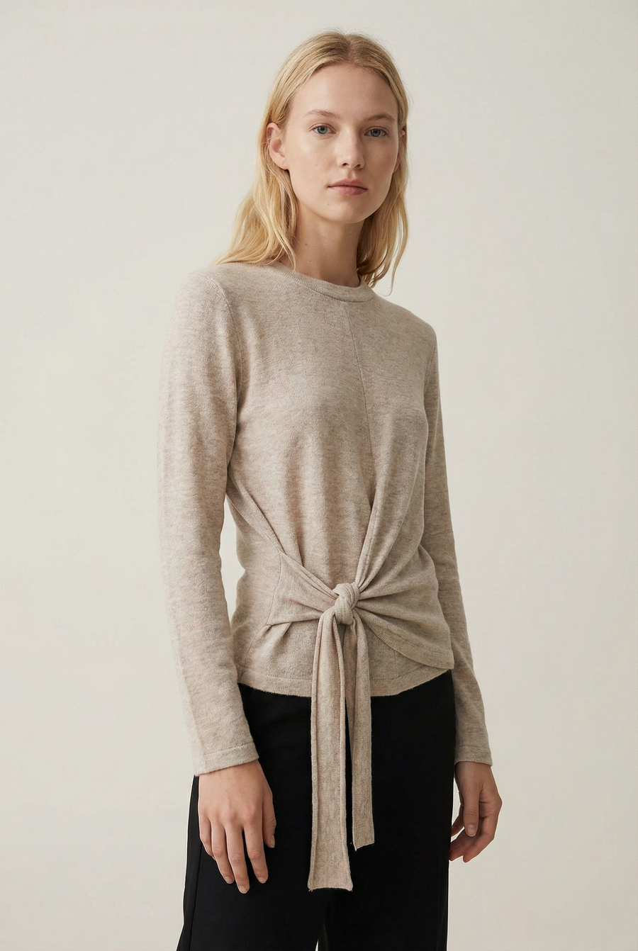 T-shirt beige à nœud latéral vue portée