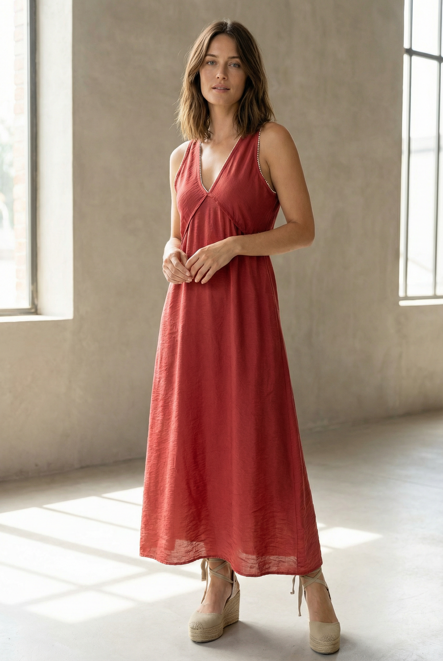 Robe midi fluide brodée – Coupe élégante – Viscose