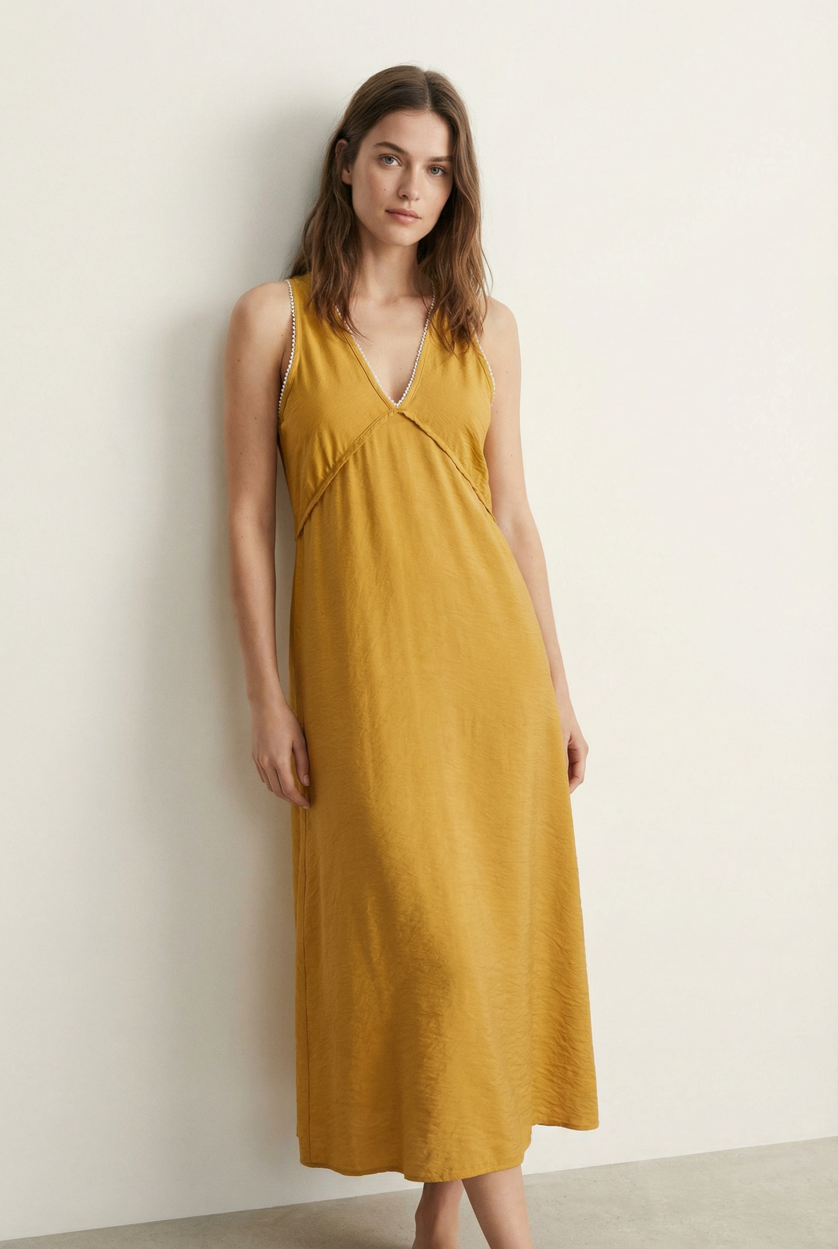 Robe midi fluide brodée – Coupe élégante – Viscose