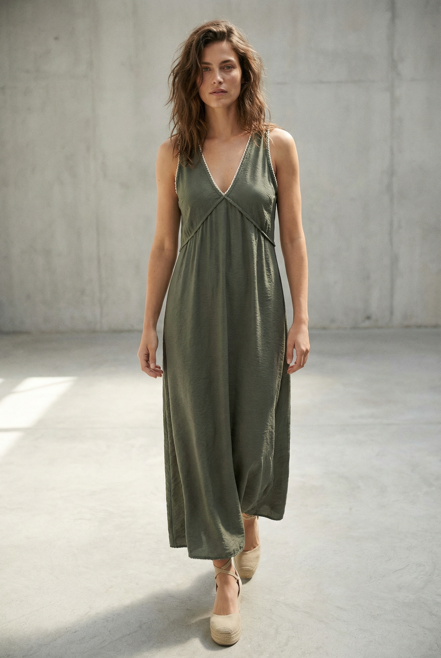 Robe midi fluide brodée – Coupe élégante – Viscose