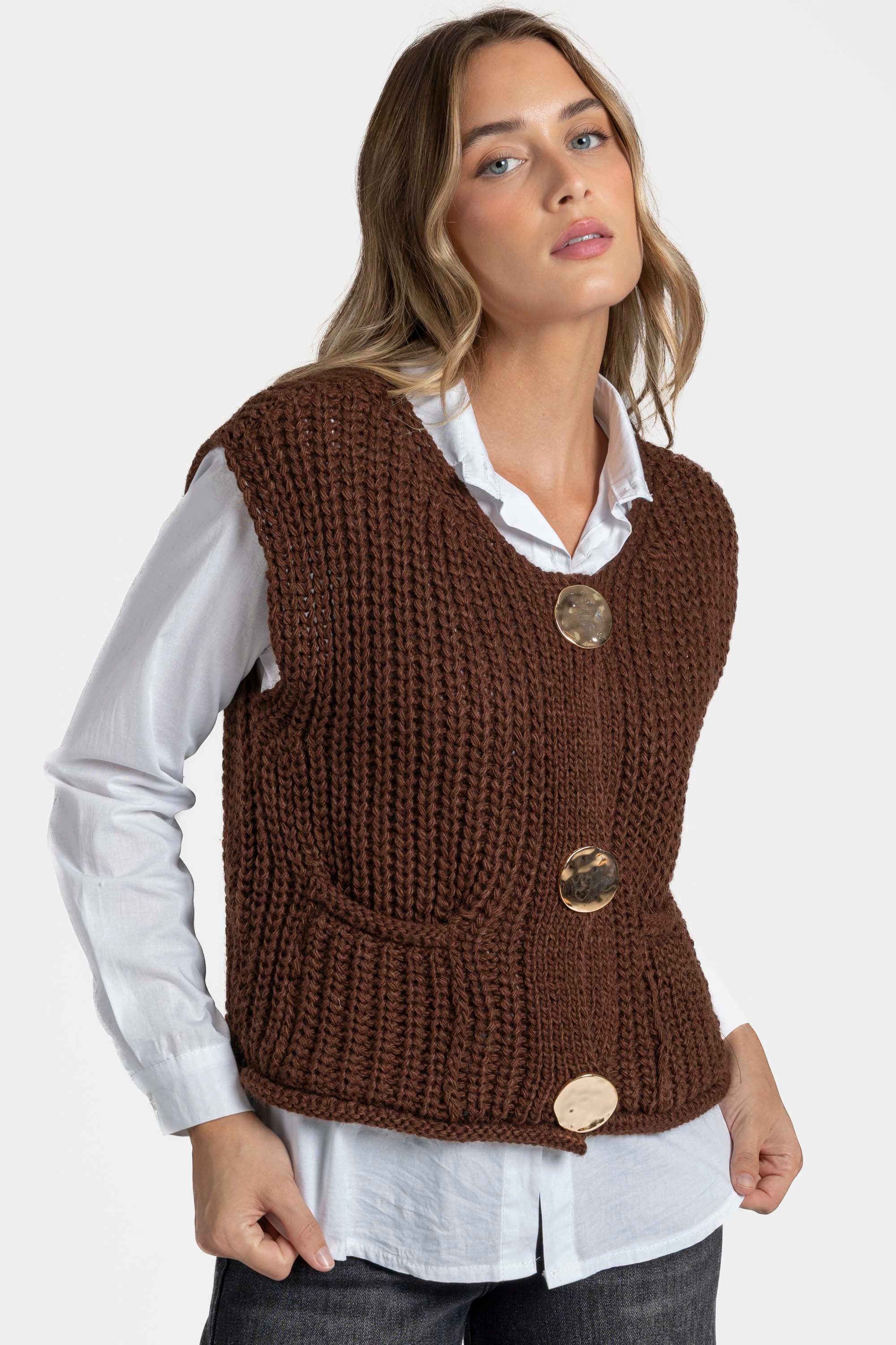 Modèle féminin portant un gilet sans manches en maille femme de couleur marron, mettant en avant des boutons métalliques et des poches. Gilet maille femme.