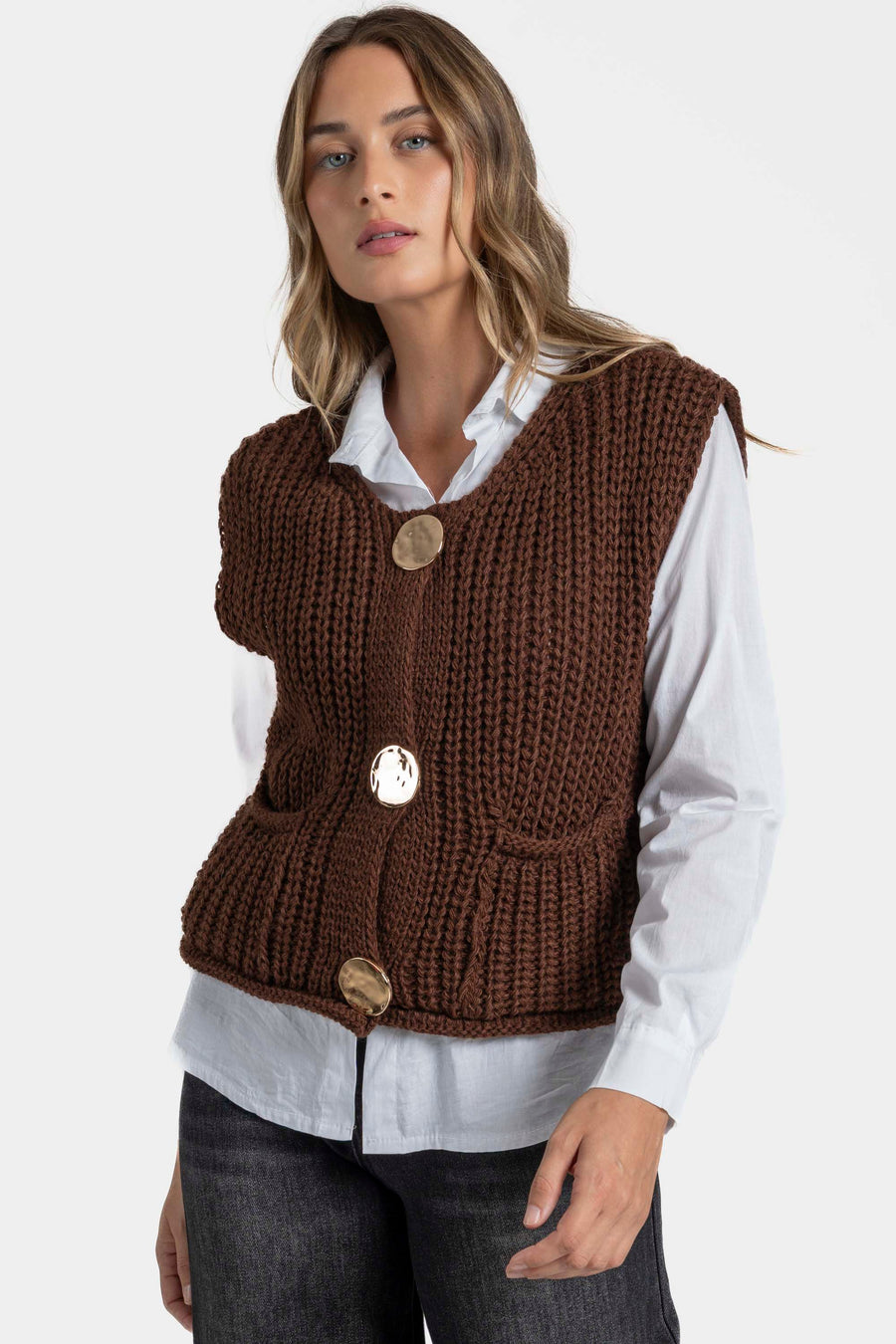 Gilet sans manches en maille femme marron vu de face, orné de boutons métalliques, idéal pour un style casual. Gilet maille femme.