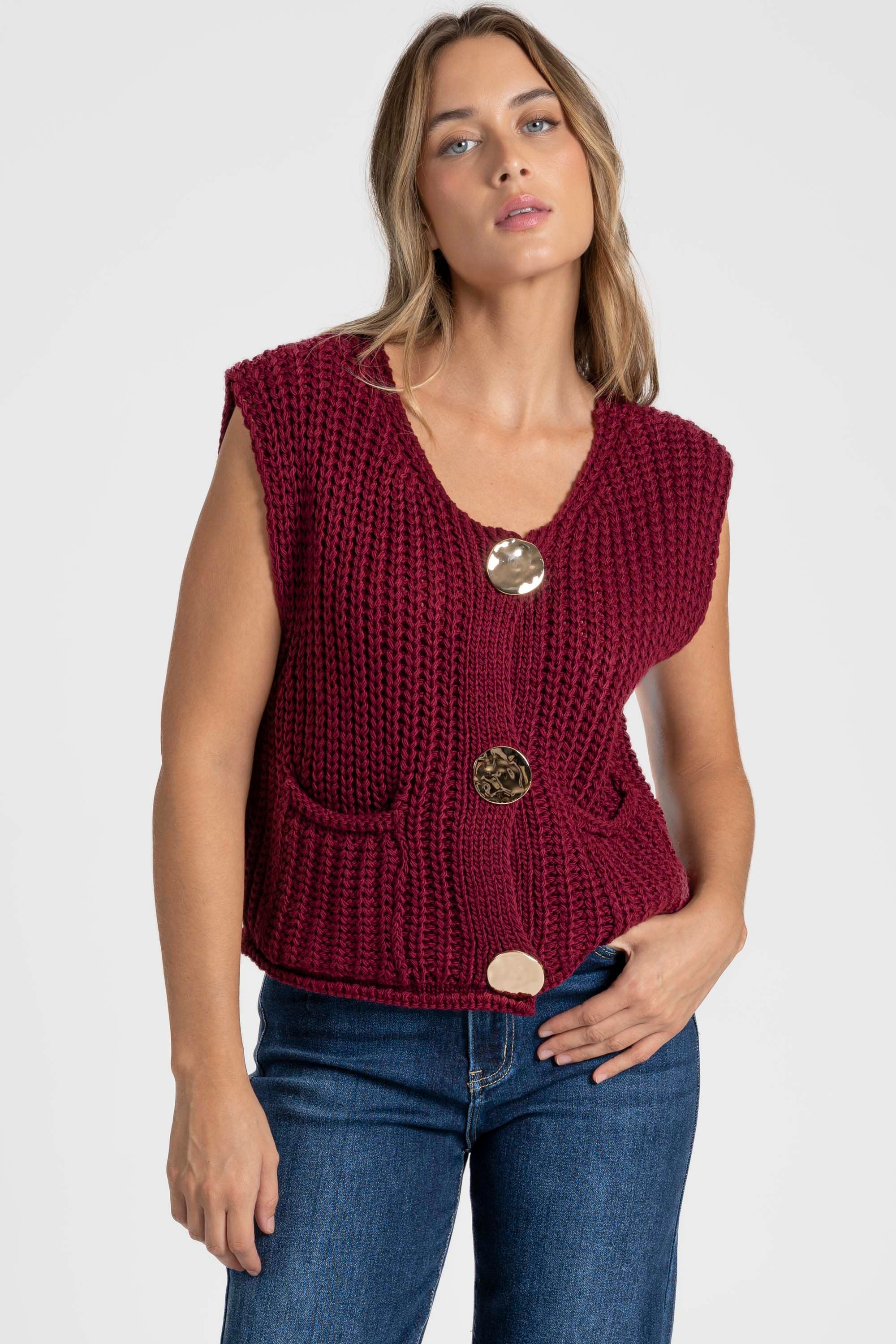 Gilet sans manches en maille femme rouge bordeaux, porté par une femme, style décontracté avec boutons métalliques. Gilet maille femme.