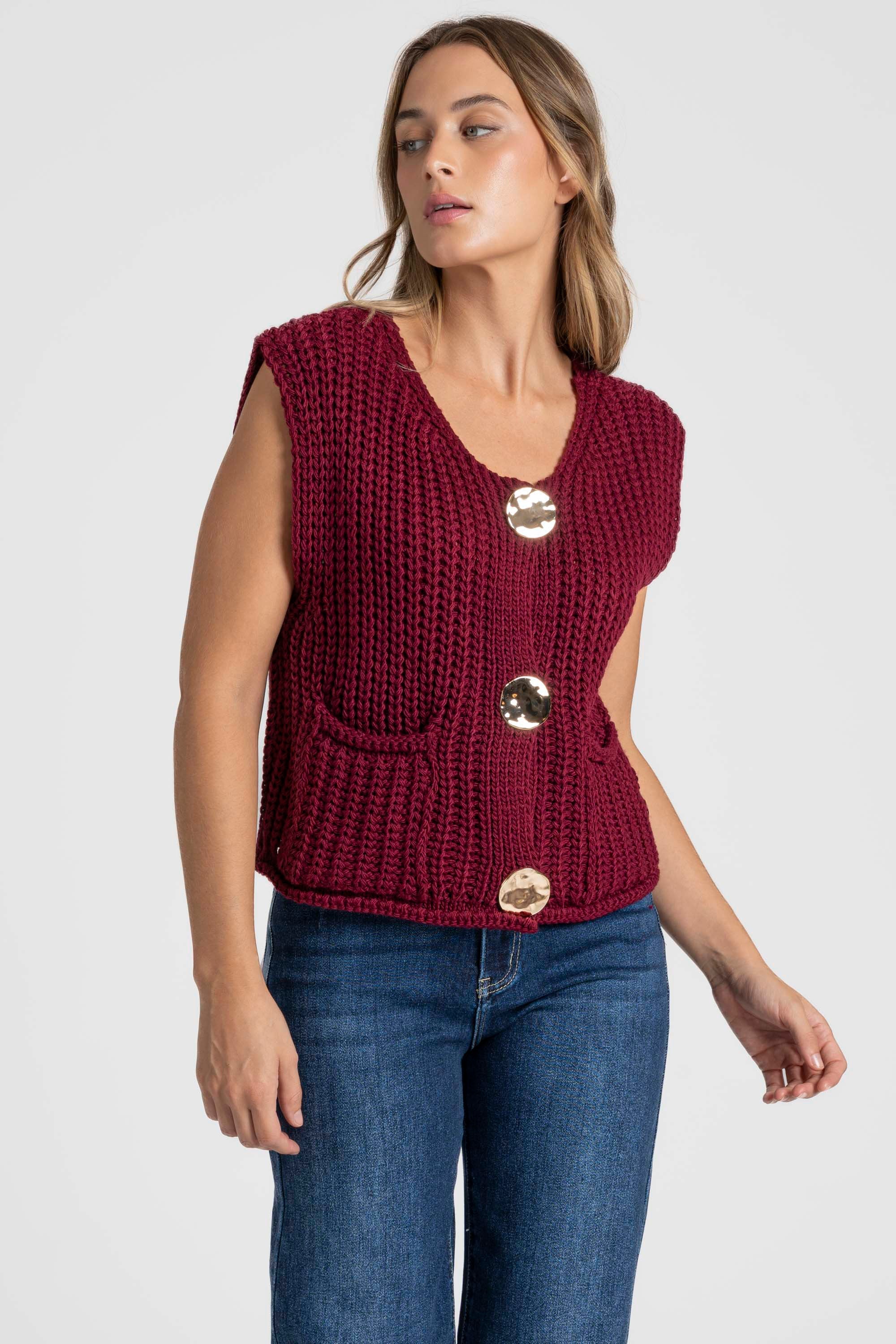 Mode féminine avec un gilet sans manches en maille femme rouge bordeaux, vue de face, affichant une élégance moderne. Gilet maille femme.