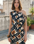 Top asimétrico de un solo hombro para mujer con estampado gráfico en marrón, negro y blanco, elegante y moderno.