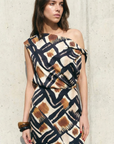 Top asimétrico de un solo hombro para mujer con estampado gráfico en marrón, negro y blanco, elegante y moderno.