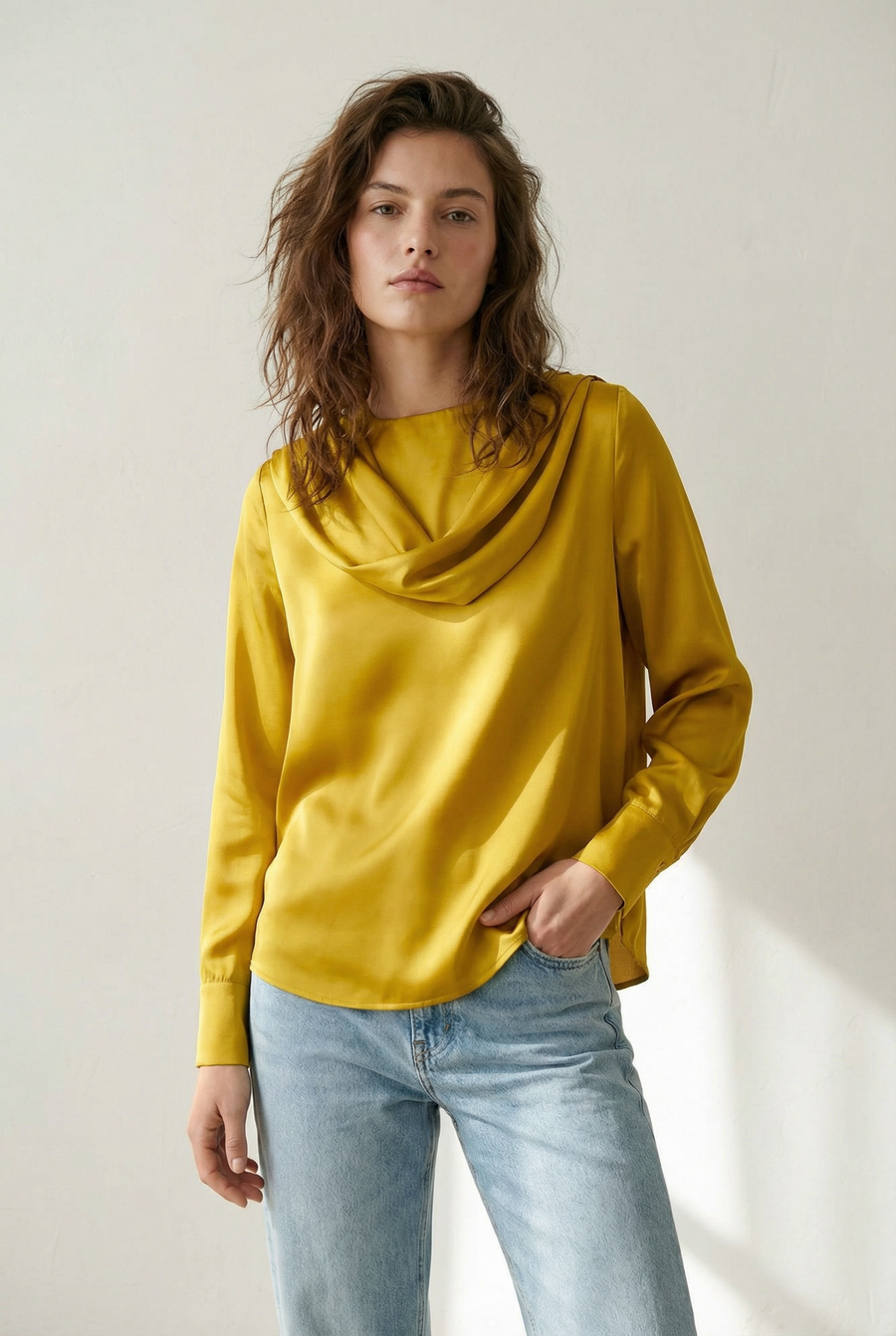 Haut Col Bénitier Satiné Jaune Moutarde Avec Plis vue de profil