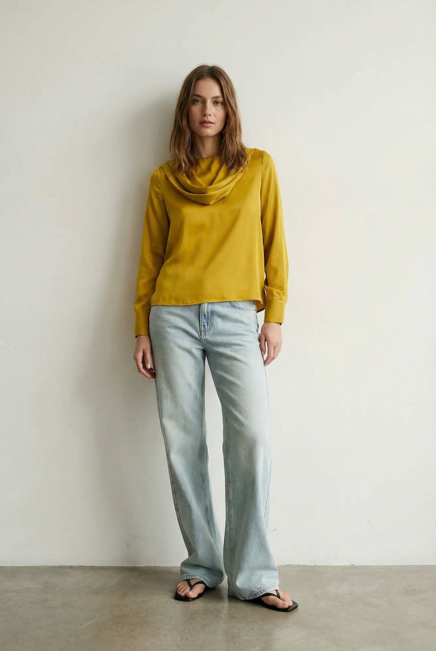 Haut Col Bénitier Satiné Jaune Moutarde Avec Plis détail du produit