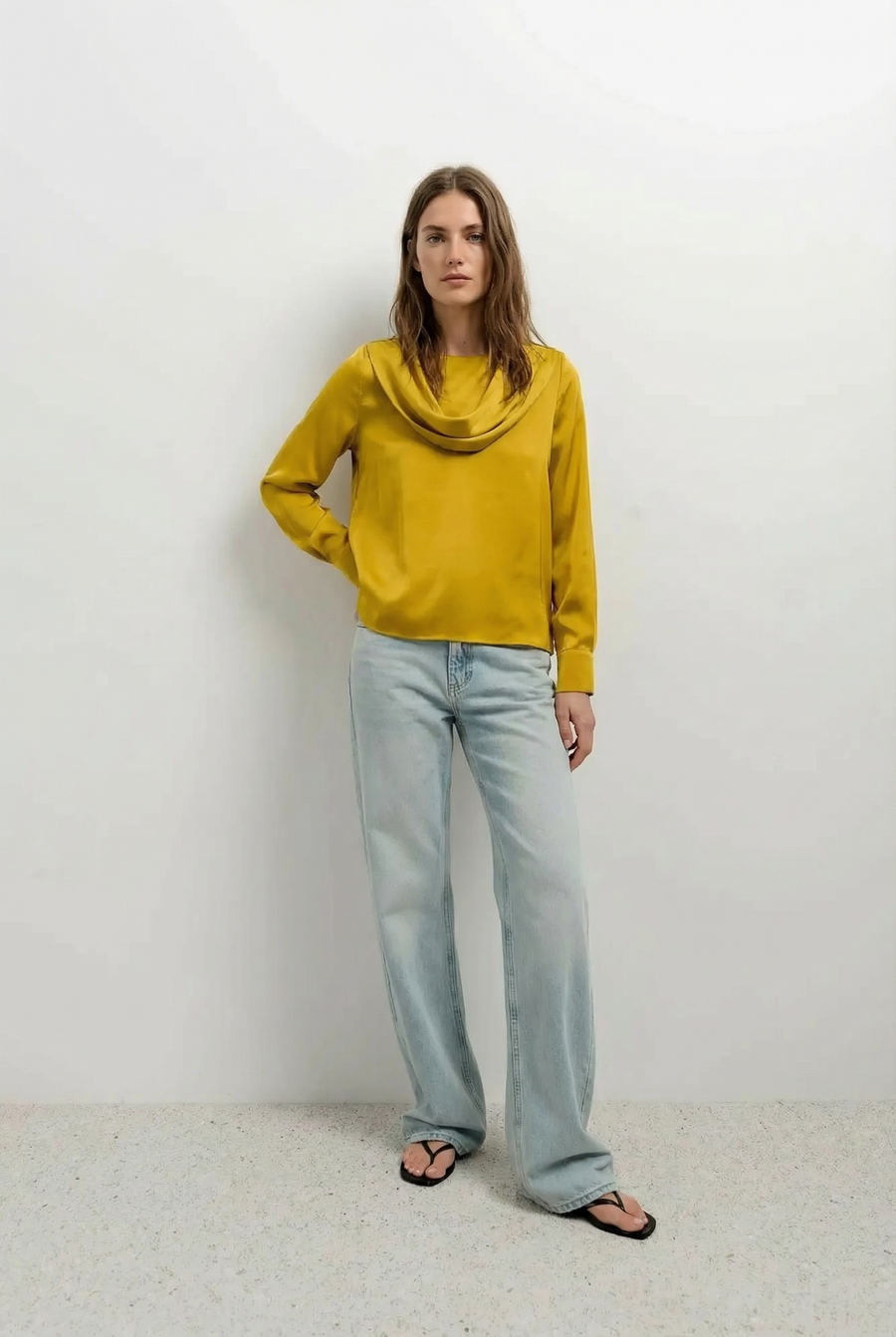 Haut Col Bénitier Satiné Jaune Moutarde Avec Plis vue portée