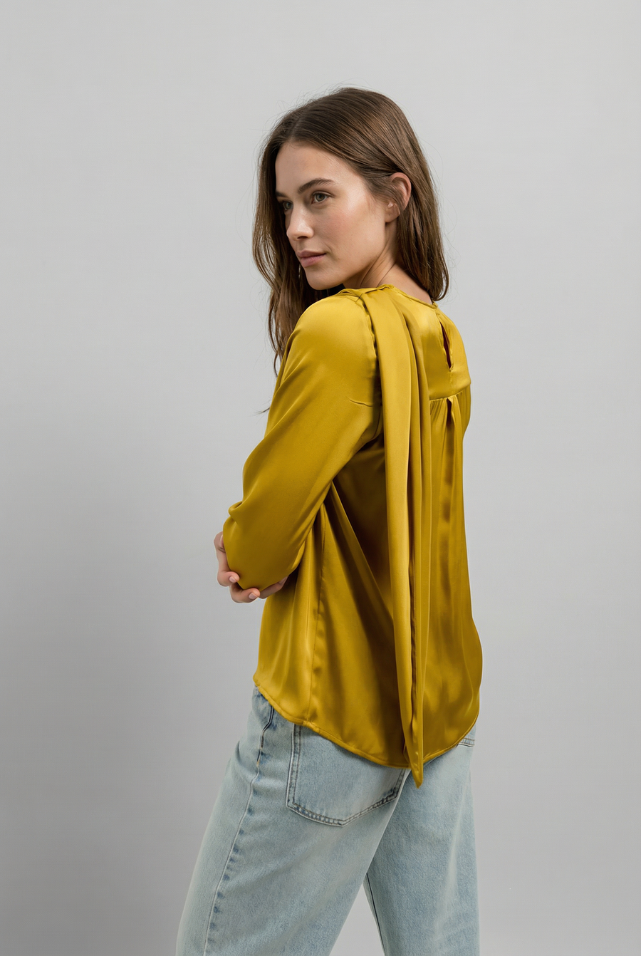 Haut Col Bénitier Satiné Jaune Moutarde Avec Plis look complet
