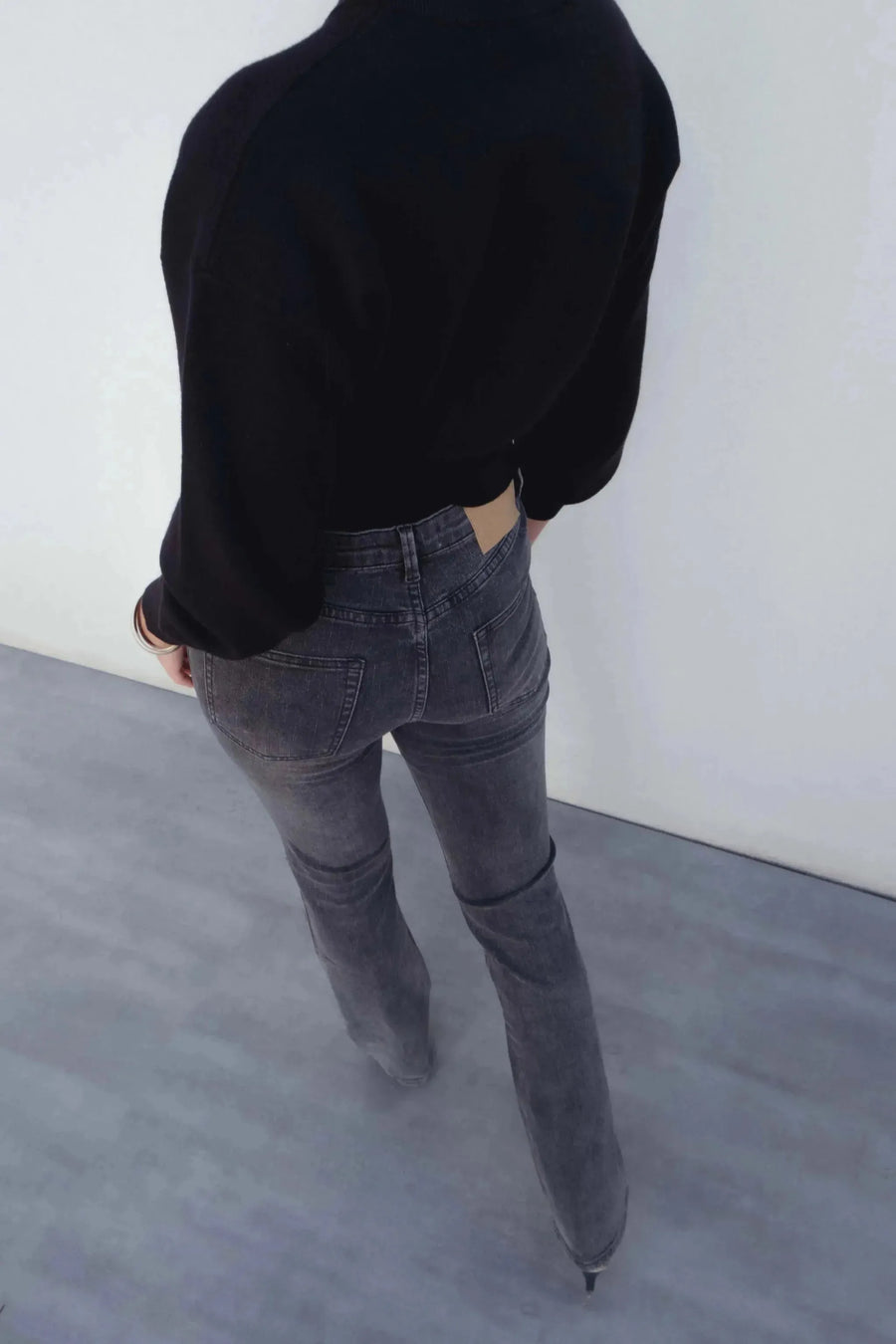 Vue arrière du jean femme gris évasé, mettant en avant son confort et sa coupe flatteuse, idéal pour un style décontracté.