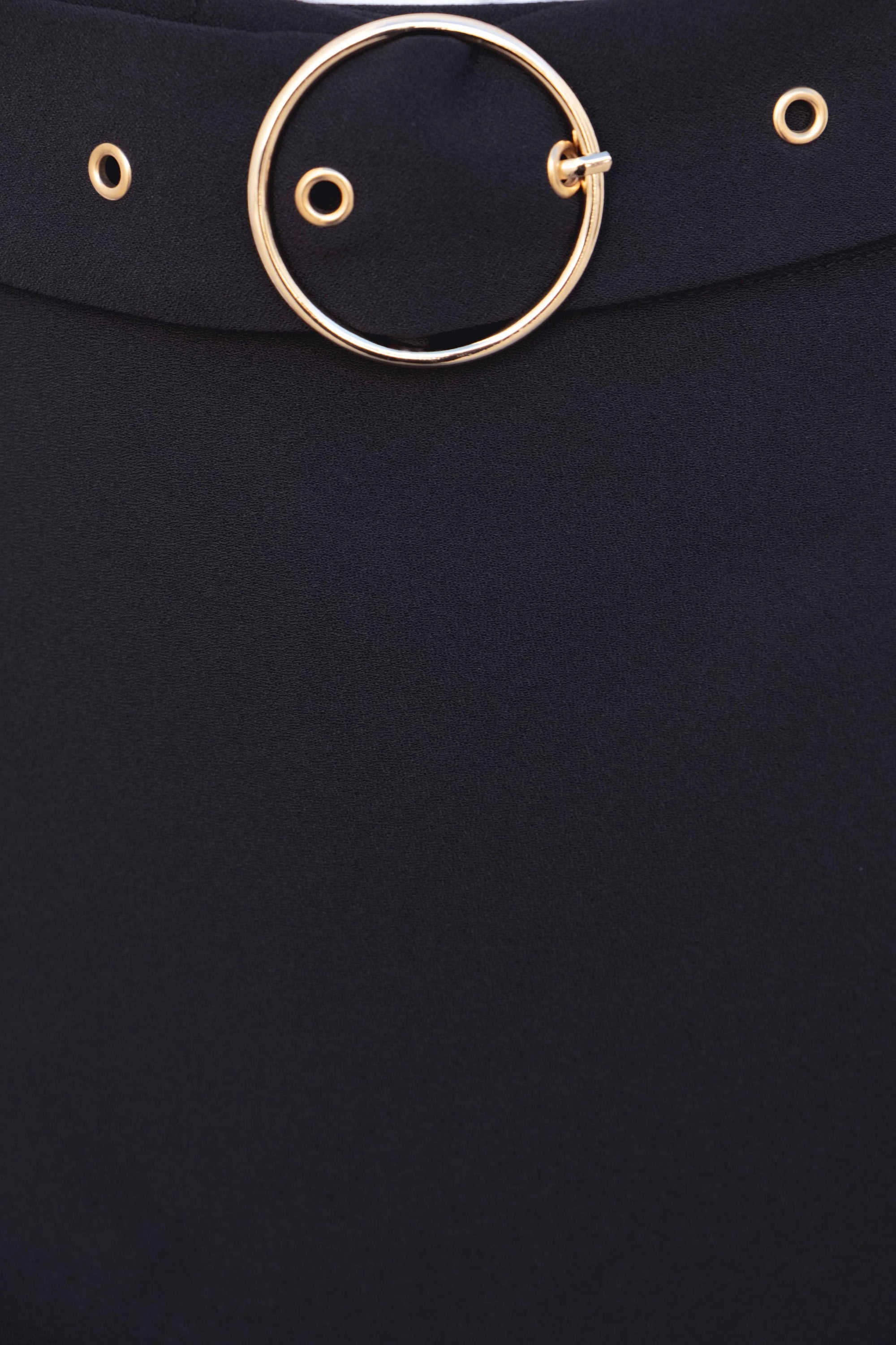 Détail de la ceinture dorée de la jupe midi noire, mettant en avant le design élégant et moderne.