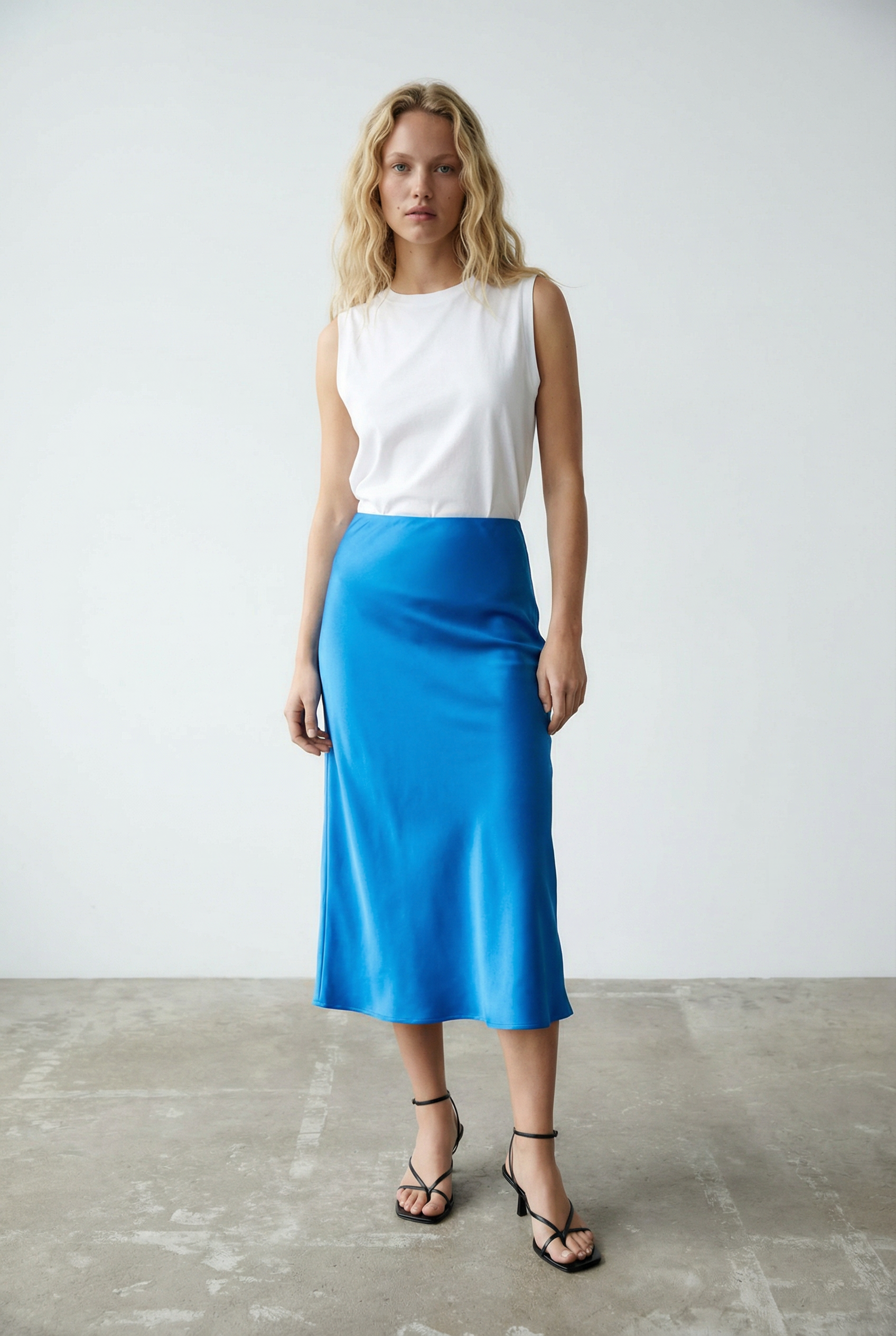Falda midi de satén azul eléctrico