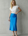 Falda midi de satén azul eléctrico