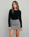 Conjunto top negro y falda corta mini con estampados