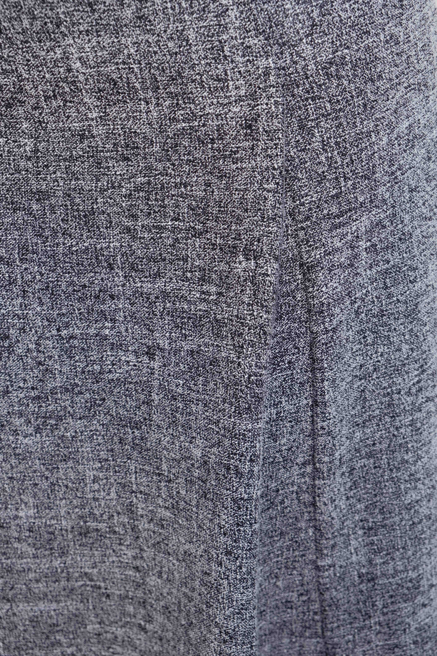 Détail du tissu d'une jupe midi structurée taille haute ceinture noire. Un style en jupe grise, offrant un mélange de confort et d'élégance.