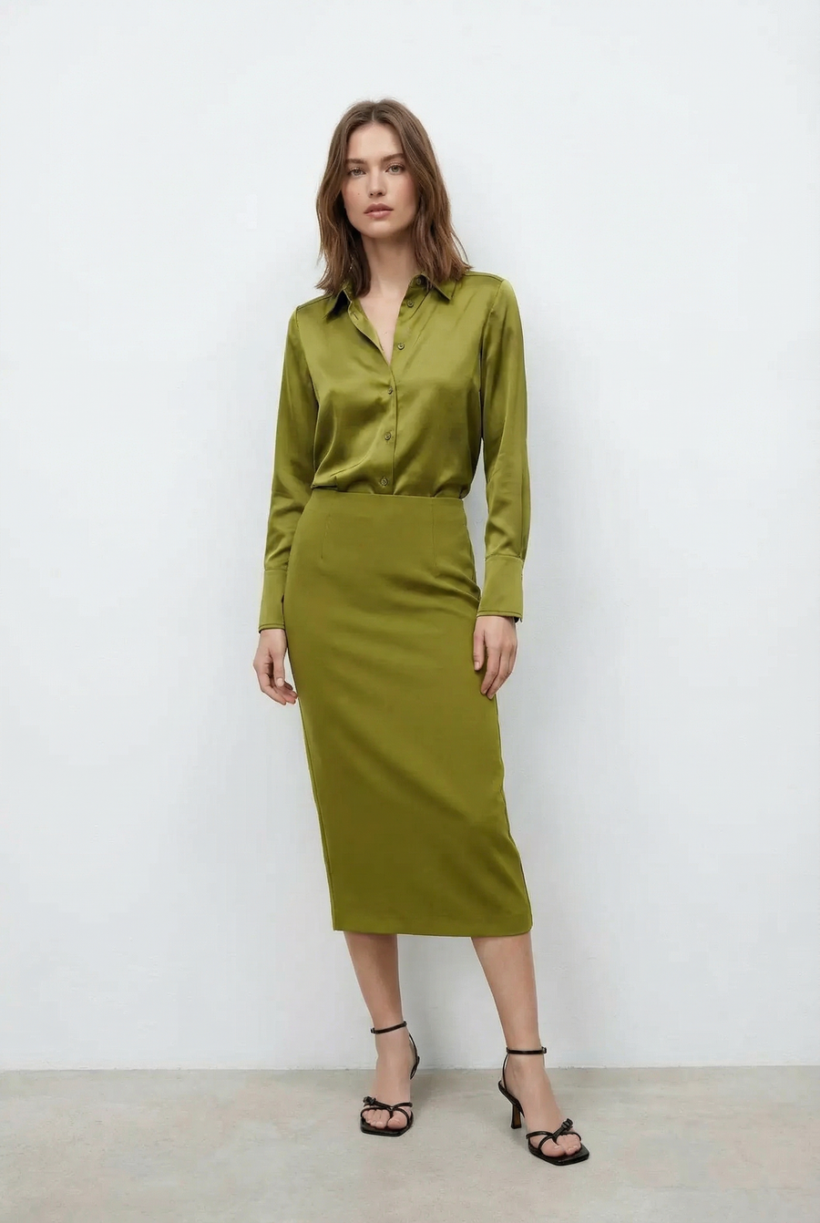 Jupe midi Verte en Satin vue de profil