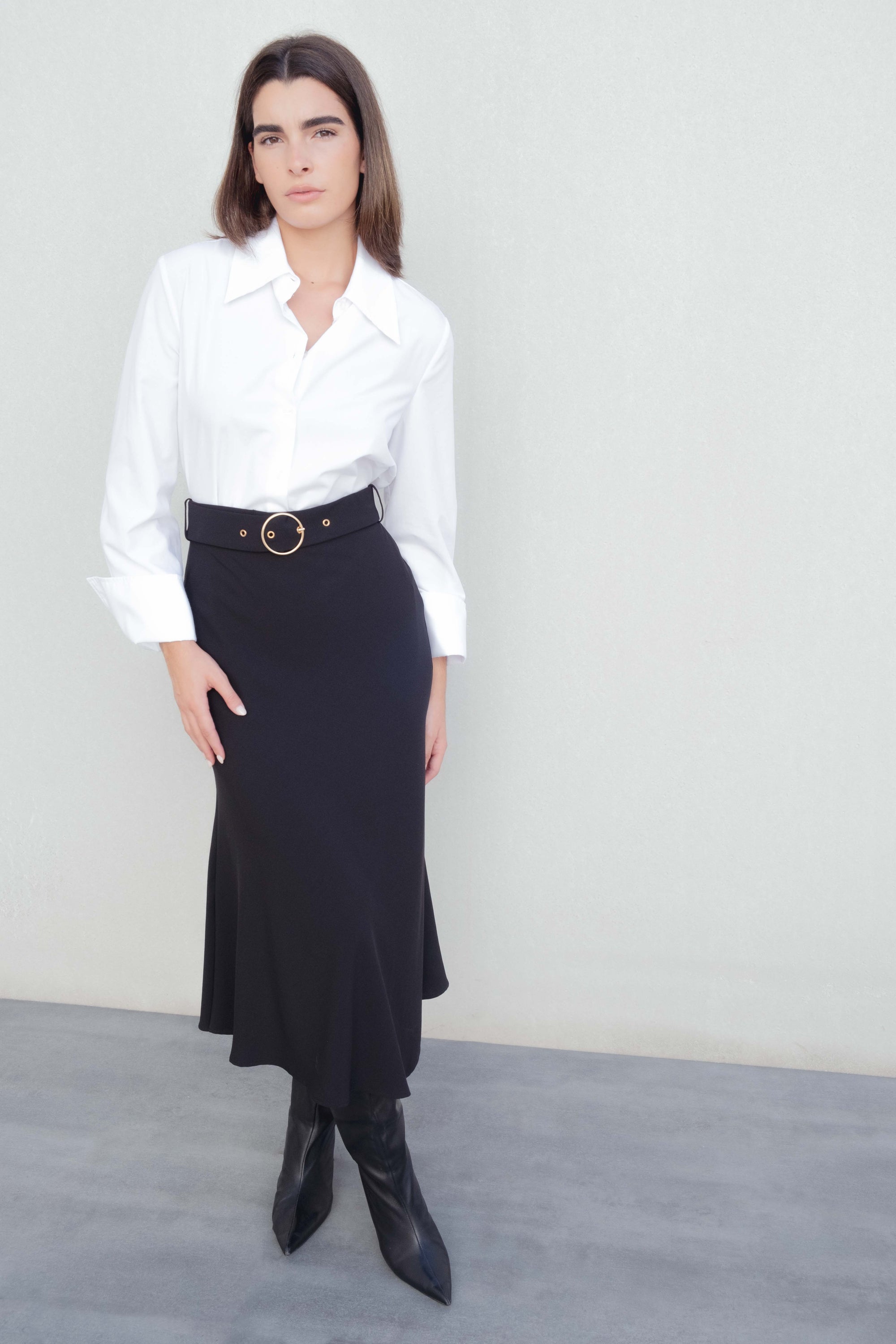 Jupe midi noire ceinturée taille haute élégante pour femme