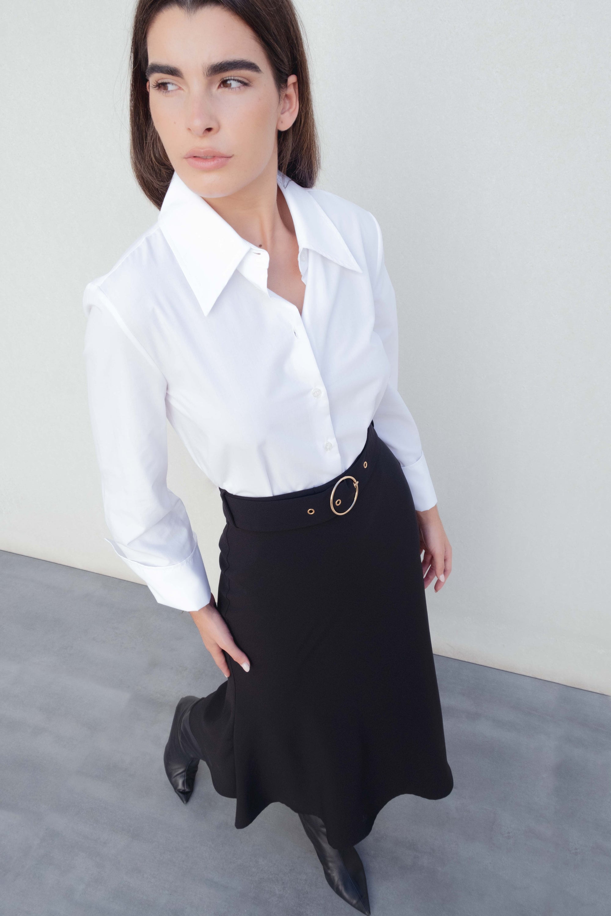 Jupe midi noire ceinturée taille haute élégante pour femme